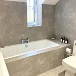 Luxury 5 Bedroom House Near York - *