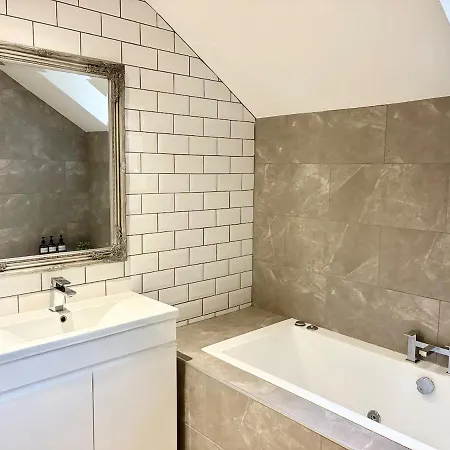 בית נופש Luxury 5 Bedroom House Near York - *