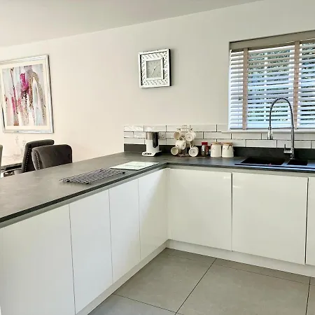 Luxury 5 Bedroom House Near York -