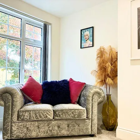 Luxury 5 Bedroom House Near York - *