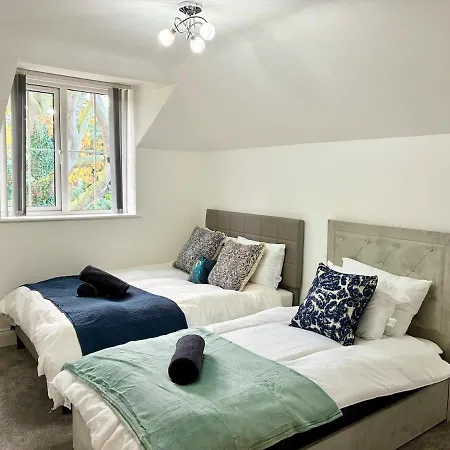 Luxury 5 Bedroom House Near York - *