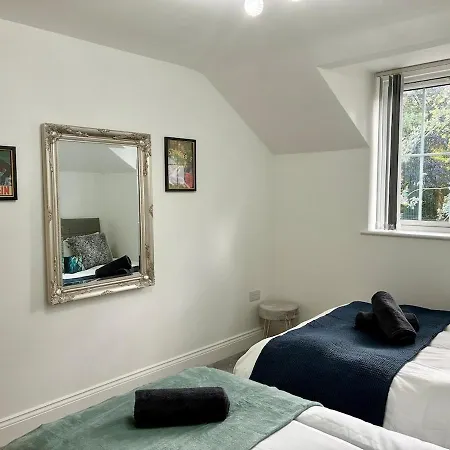 Luxury 5 Bedroom House Near York -