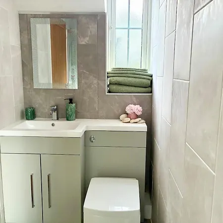 Luxury 5 Bedroom House Near York - בית נופש