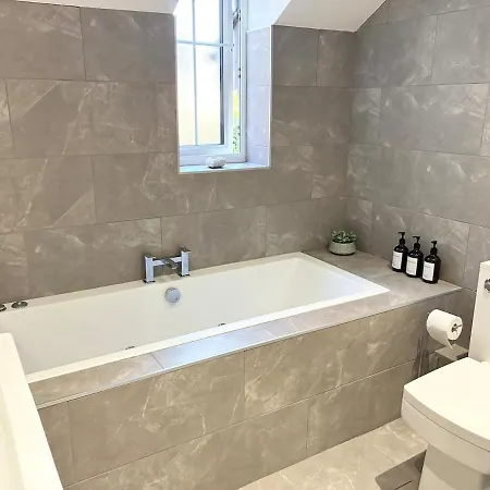 Luxury 5 Bedroom House Near York - *